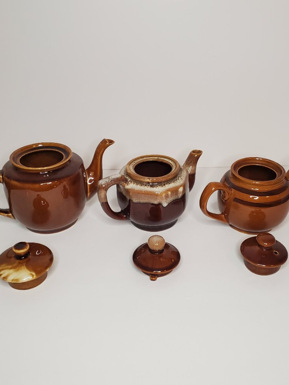 A beautiful set of 3 vintage teapots in excellent condition